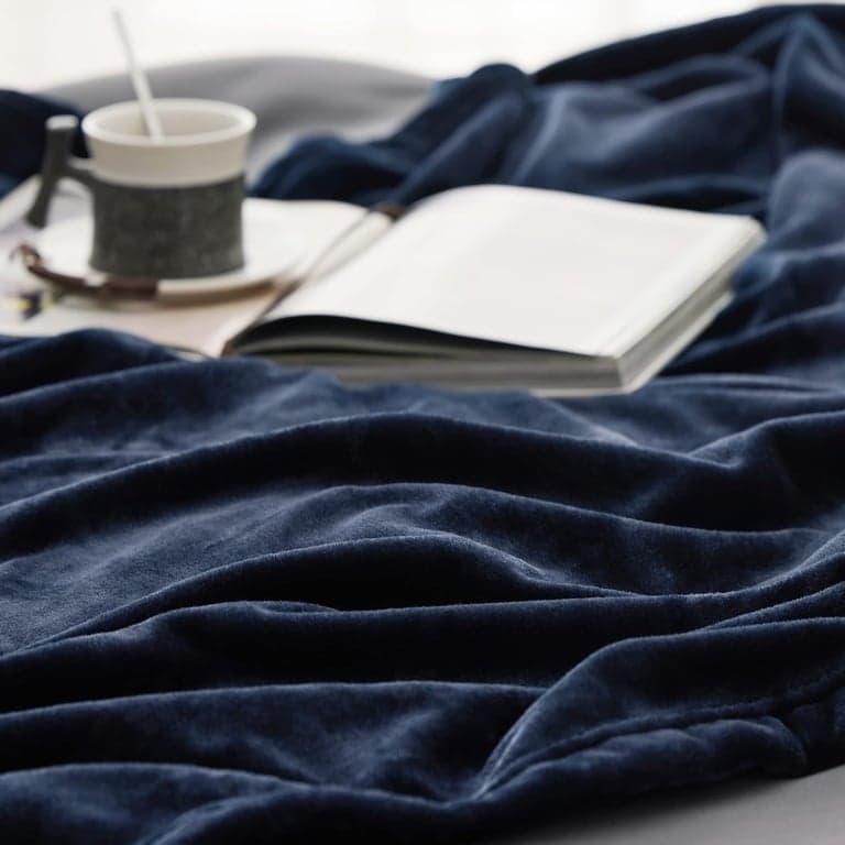 Bedsure Fleece Throw Blanket Navy and Wine - imagen 2