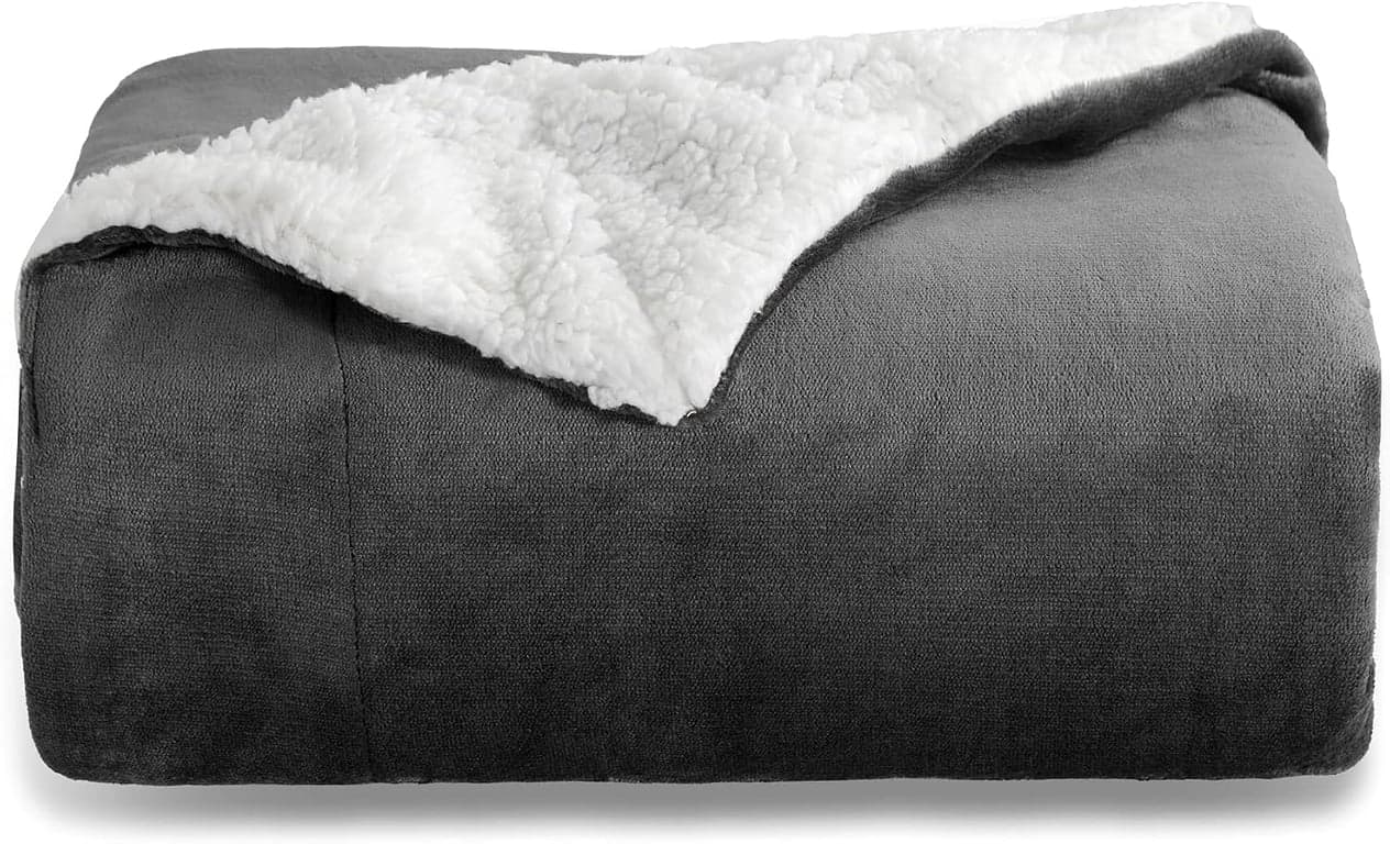 Manta de sofá de forro polar Sherpa Bedsure - Mantas y cobertores gruesos, suaves y cálidos para sofá, 50x60 pulgadas, azul marino y gris oscuro - imagen 5