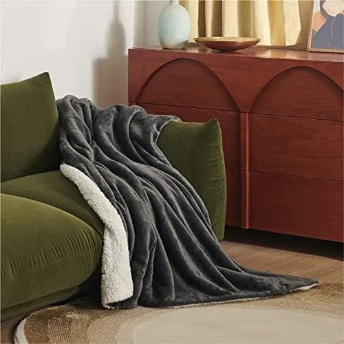 Manta de sofá de forro polar Sherpa Bedsure - Mantas y cobertores gruesos, suaves y cálidos para sofá, 50x60 pulgadas, azul marino y gris oscuro - imagen 6