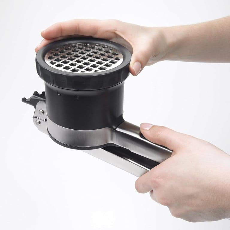 OXO Good Grips Molino de Alimentos de Acero Inoxidable + Prensa de Papas Ajustable 3 en 1 - imagen 5