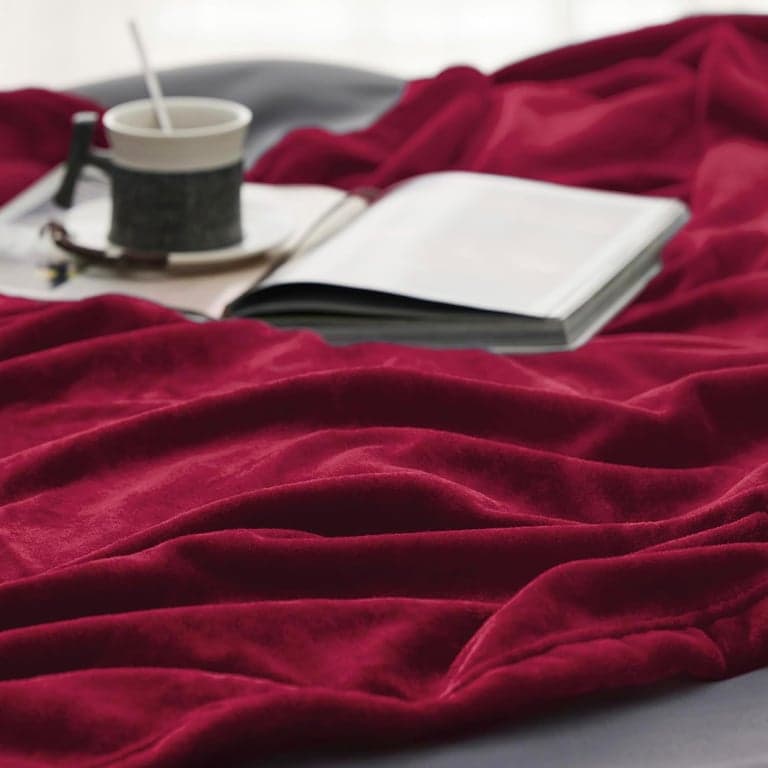 Bedsure Fleece Throw Blanket Navy and Wine - imagen 6