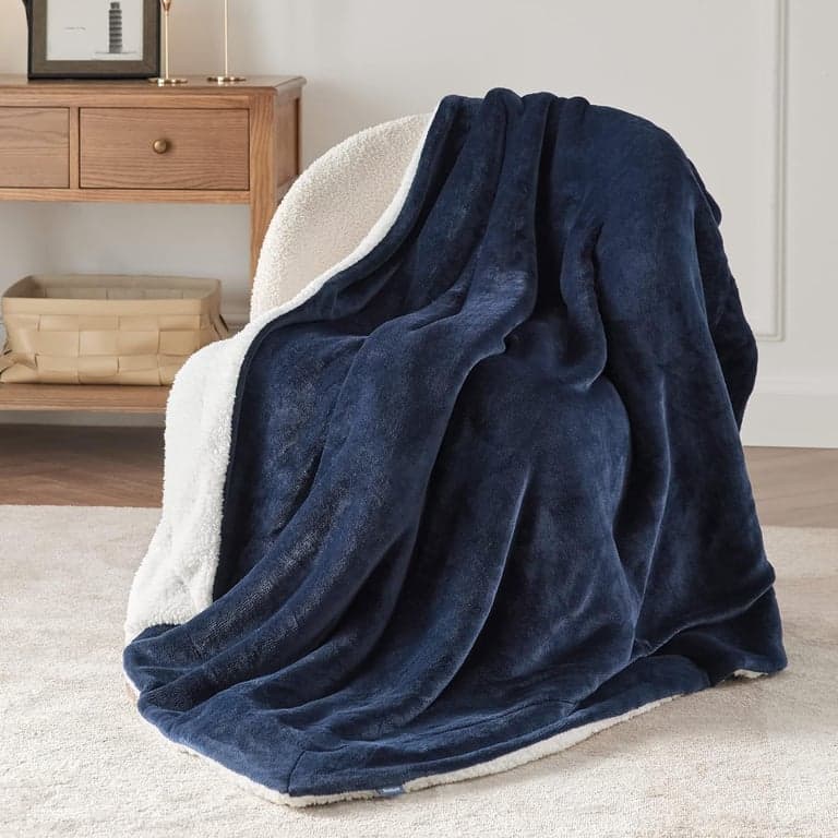 Manta de sofá de forro polar Sherpa Bedsure - Mantas y cobertores gruesos, suaves y cálidos para sofá, 50x60 pulgadas, azul marino y gris oscuro - vista alternativa