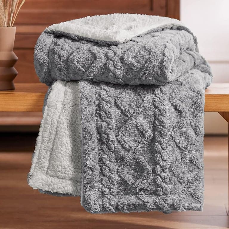 Manta Sherpa Cable Bedsure, tamaño "throw" (azul marino y gris) - imagen 5