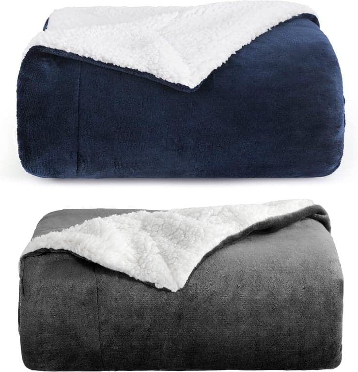 Manta de sofá de forro polar Sherpa Bedsure - Mantas y cobertores gruesos, suaves y cálidos para sofá, 50x60 pulgadas, azul marino y gris oscuro