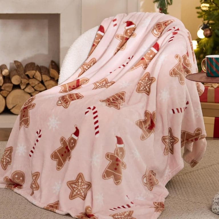 Manta de sofá Bedsure rosa de Navidad - suave y cálida de pan de jengibre, decoración navideña rosa, regalos para mujeres, 50"x60"
