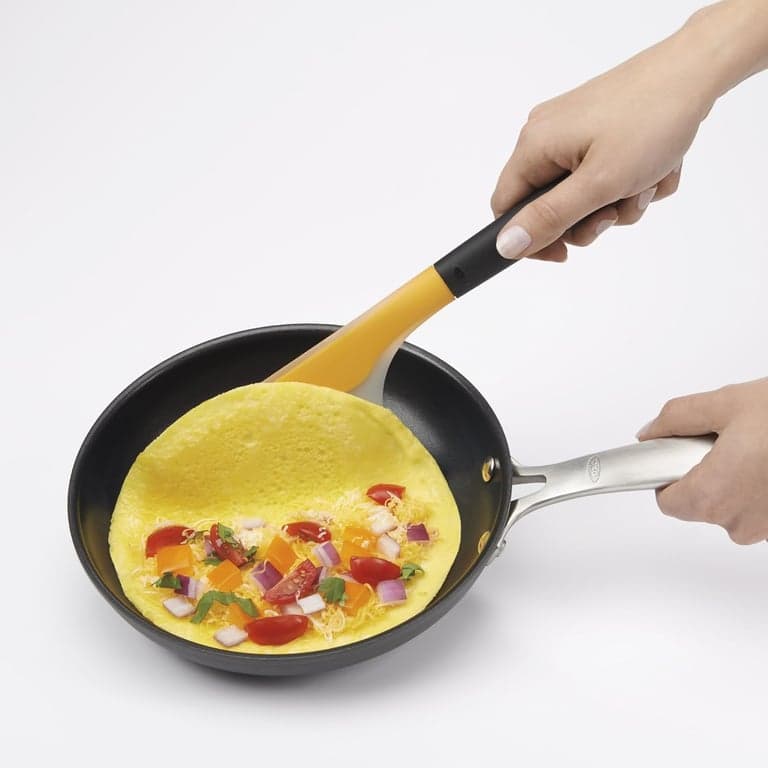 OXO Good Grips Espátula Pequeña de Silicona para Omelets Flip and Fold, Amarillo/Negro (Paquete de 2) - vista alternativa