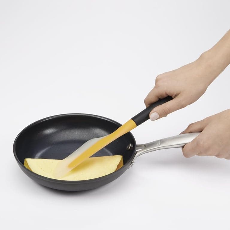 OXO Good Grips Espátula Pequeña de Silicona para Omelets Flip and Fold, Amarillo/Negro (Paquete de 2) - imagen 2
