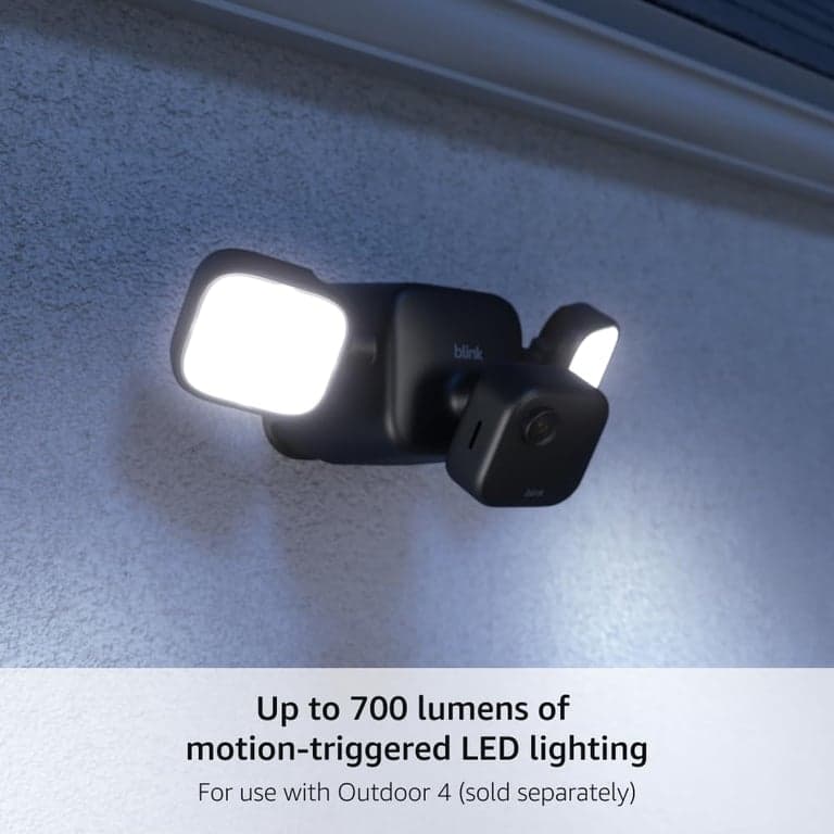 Blink Outdoor 4 Floodlight Camera — Cámara de seguridad inteligente inalámbrica, 700 lúmenes, dos años de duración de la batería, detección de movimiento mejorada, Sync Module Core incluido — Sistema de 1 cámara - imagen 2