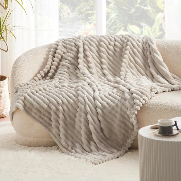 Bedsure Fleece Throw Blanket（White ＆ Beige） - imagen 4