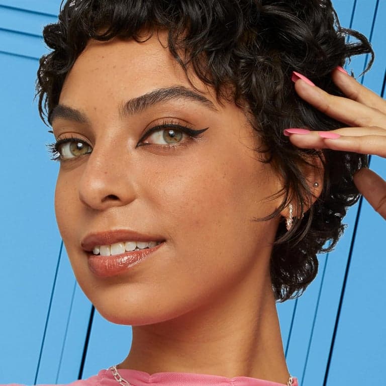 Maybelline Eyestudio Master Precise Delineador Líquido Resistente al Agua de Larga Duración, Negro Mate, 1 unidad (el empaque puede variar) - imagen 4