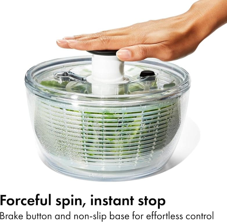 OXO Good Grips Pequeña Centrifugadora de Ensalada y Hierbas, Lavador de Verduras con Colador - imagen 4