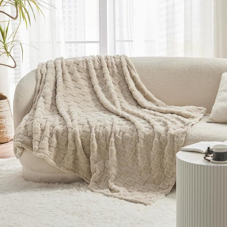 Bedsure Fleece Throw Blanket（Grey ＆ Beige） - imagen 4