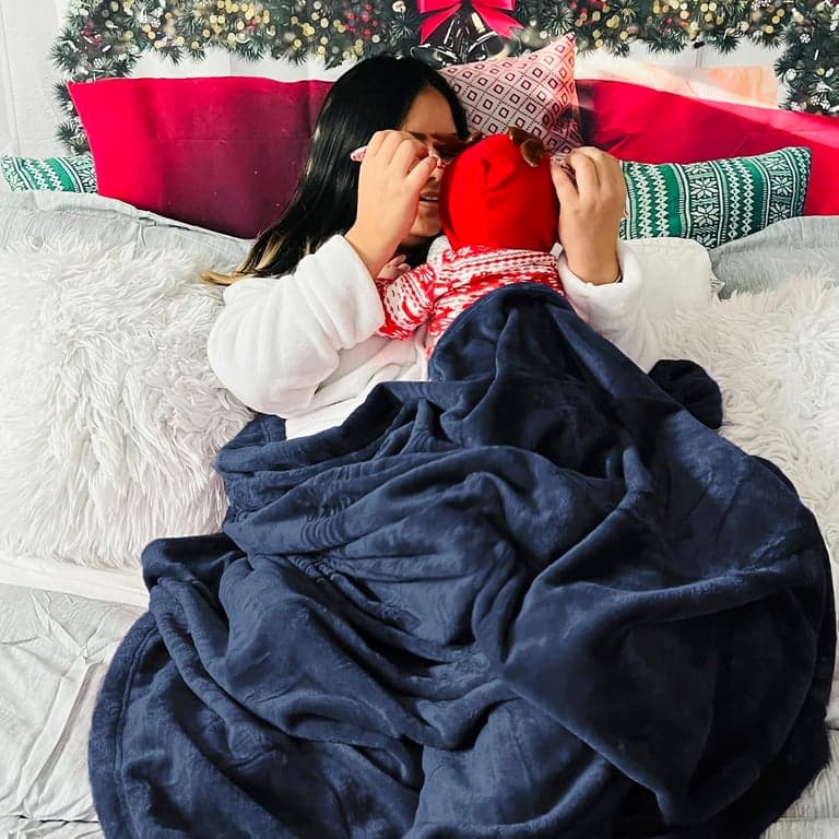 Bedsure Fleece Throw Blanket Navy and Wine - imagen 4