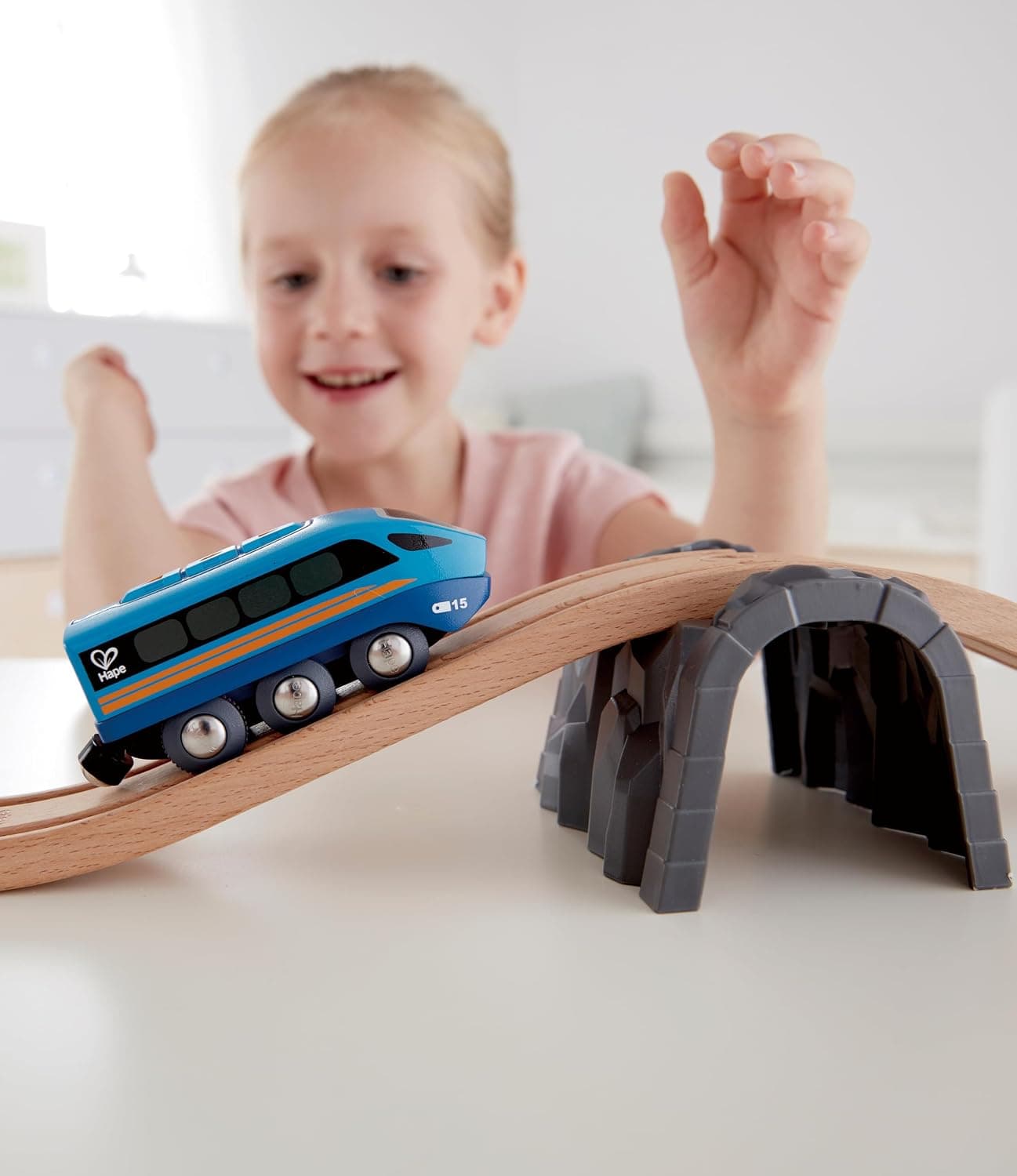 Tren de motor a control remoto Hape | Juguete de ferrocarril para niños, vehículo RC con aplicación o botón con 5 sonidos reproducibles, función de batería recargable, azul - imagen 3