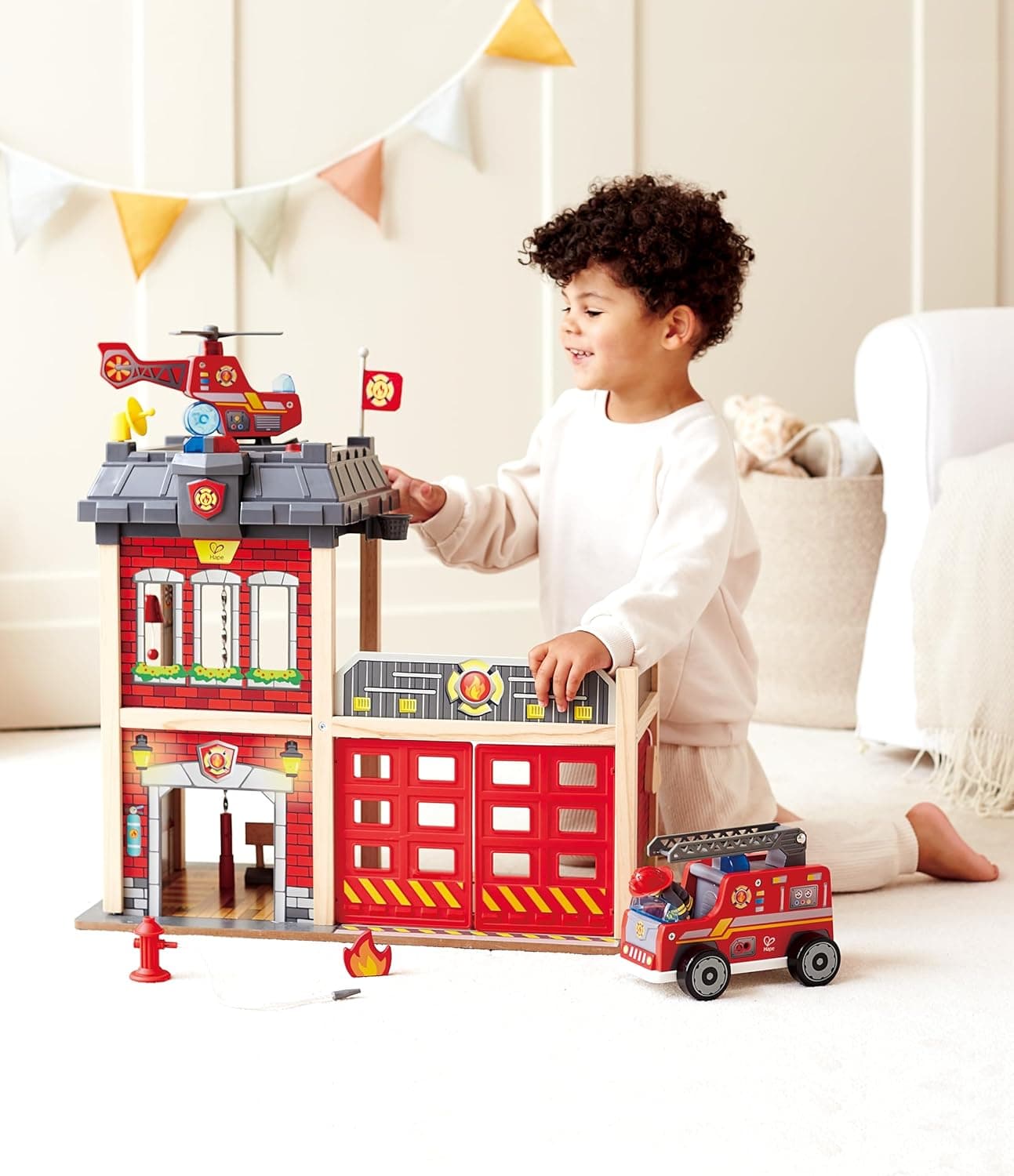 Hape Fire Station Playset | Casa de muñecas de madera para niños, estimula habilidades motoras clave y promueve el juego en equipo - imagen 4