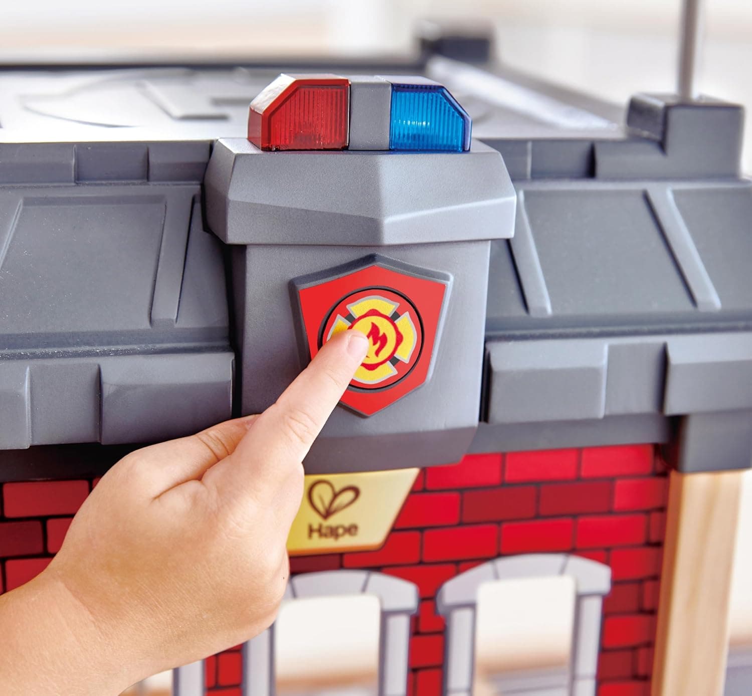 Hape Fire Station Playset | Casa de muñecas de madera para niños, estimula habilidades motoras clave y promueve el juego en equipo - imagen 2