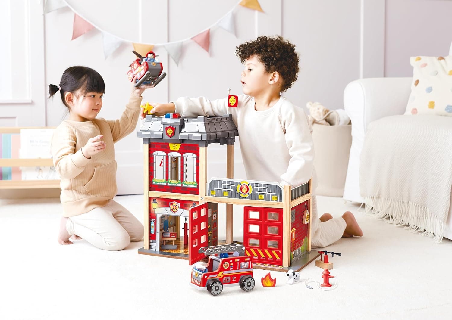 Hape Fire Station Playset | Casa de muñecas de madera para niños, estimula habilidades motoras clave y promueve el juego en equipo - imagen 3